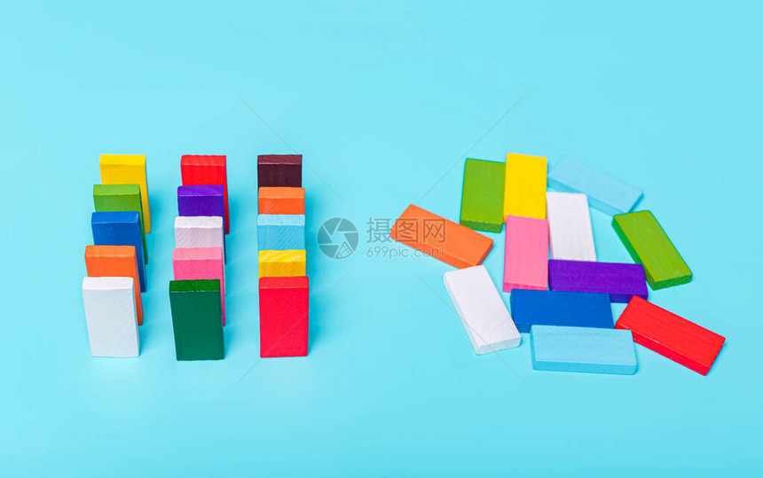 秩序与混乱混乱无组织的彩色多米诺骨牌和有序商业模式组织的概念大图片