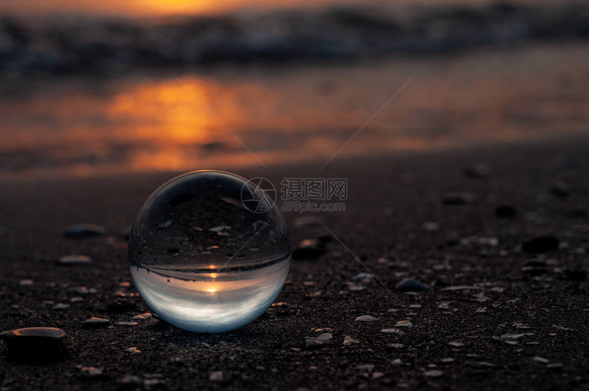 沙滩上的玻璃球海面模图片