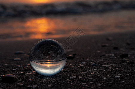 沙滩上的玻璃球海面模图片