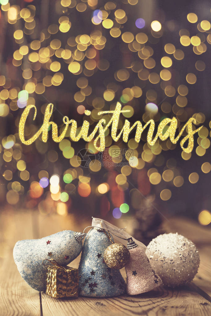圣诞装饰与明亮的散景灯圣诞节时间的神奇冬天圣诞玩具和球在老式木桌上的圣诞装饰出现圣诞装饰品复制文本图片