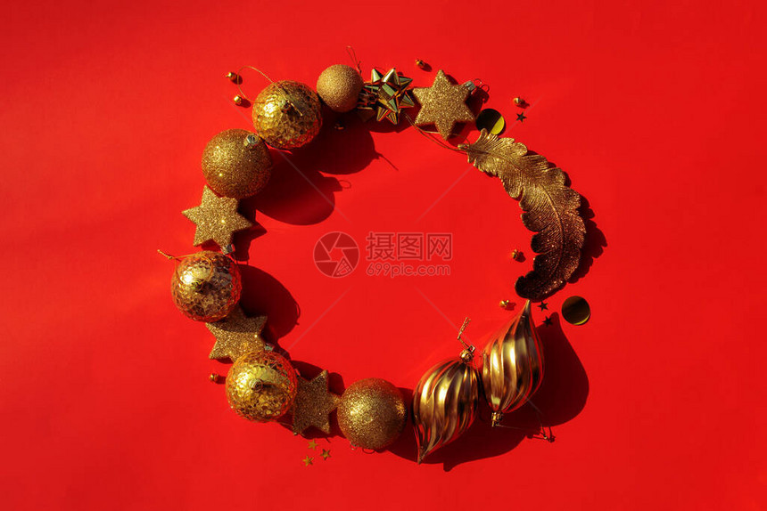 您xmas工程红色背景完美模板上的黄金圣诞装饰的圆环框图片