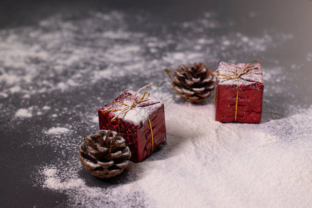 雪中的圣诞装饰礼物和甜点背景图片