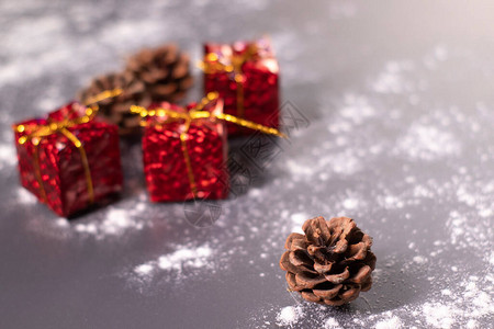 雪中的圣诞装饰礼物和甜点背景图片