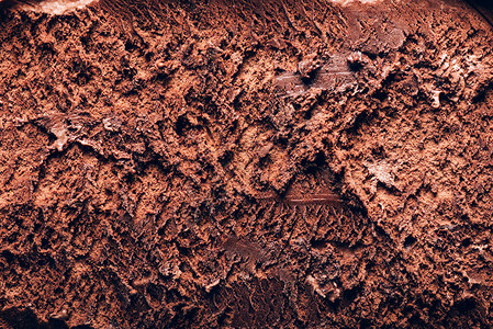 巧克力冰淇淋和深巧克力片的图片