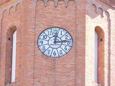 在教堂钟楼的钟塔中时钟记录着日复图片