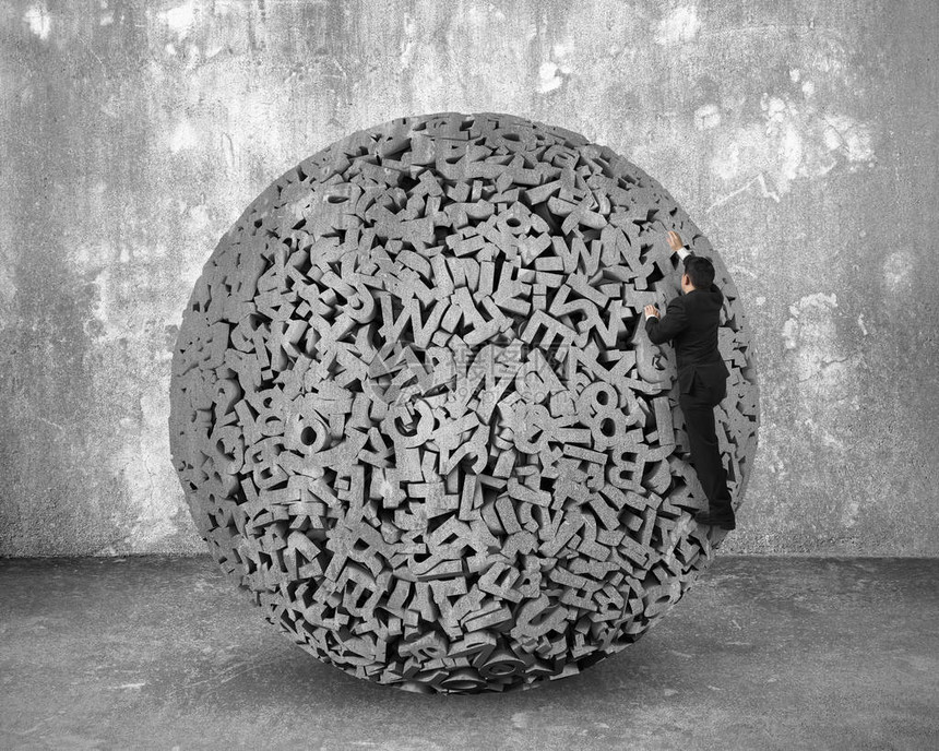 大数据概念商人在灰色混凝土球上攀爬巨大的3图片