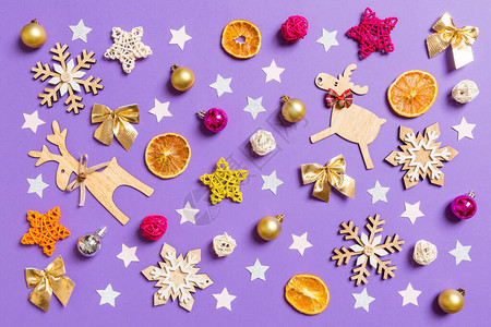 玩具和紫色的装饰圣诞时间概念图片