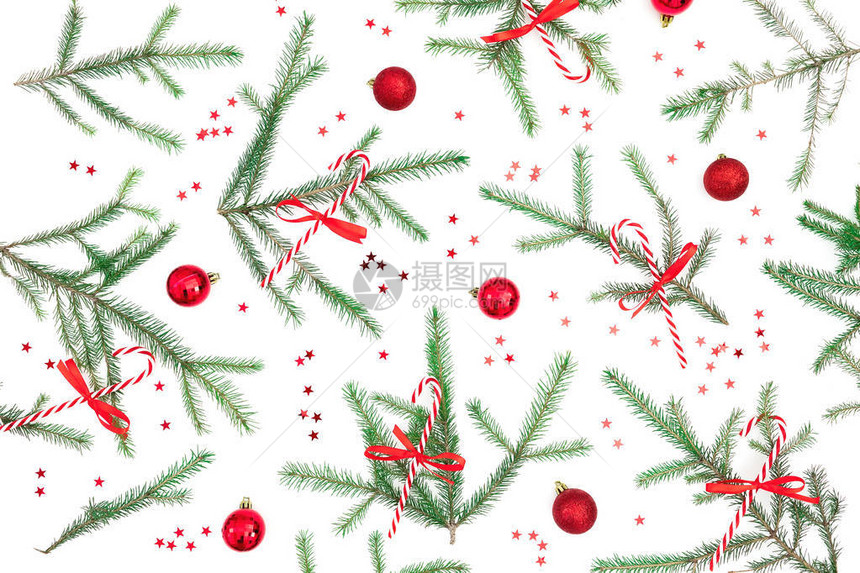 Fir树枝和红色装饰的圣诞节模式图片