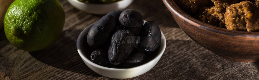 石灰附近美味的法拉球木制生锈桌上的黑橄图片