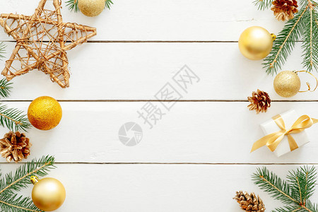 圣诞框架由装饰品装饰品星礼物杉树枝松果制成图片