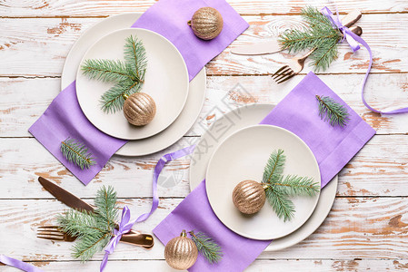 木制上的圣诞晚餐的美丽餐桌布置图片