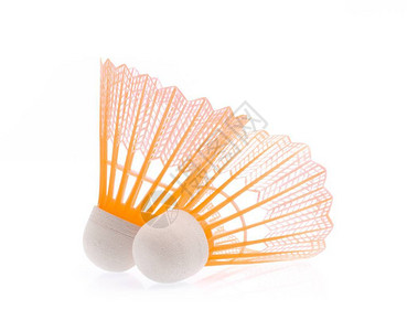 白色背景上孤立的羽毛球彩色塑料羽毛球图片