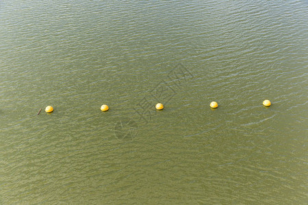 漂浮在河里的黄色浮标图片