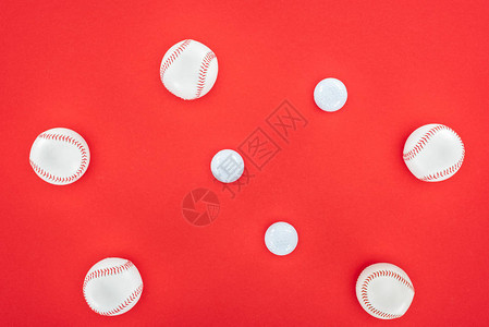 用红色隔开的白色和皮革垒球的顶部视图背景图片