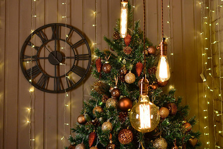 美丽的装饰圣诞树和钟表图片