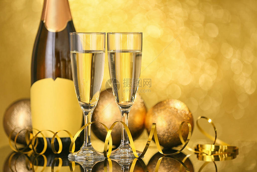 瓶子香槟杯和圣诞装饰图片