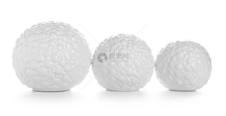 白色背景上的装饰陶瓷球图片