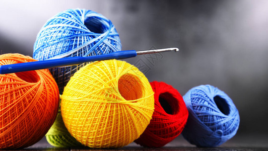 由各种不同颜色的纱线和钩针编织而成的组合物图片