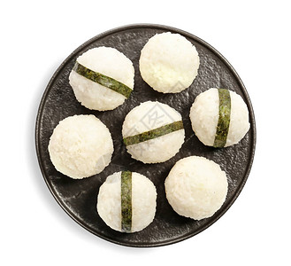 白色背景上带有传统日本饭团的盘子图片