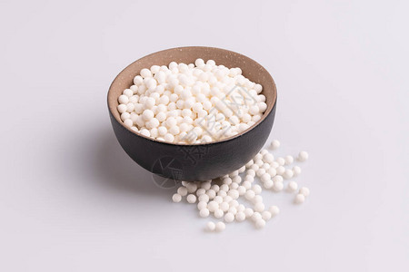 棕色碗中的塔皮欧卡珍珠或sagu种子以图片