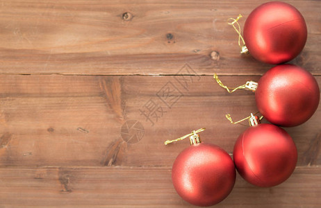 新年快乐和圣诞概念红装饰舞会在旧木板上的清晰可见图片
