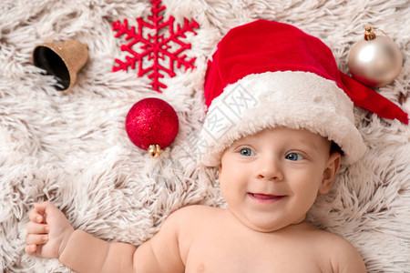 穿着圣诞老人帽子的可爱小宝图片