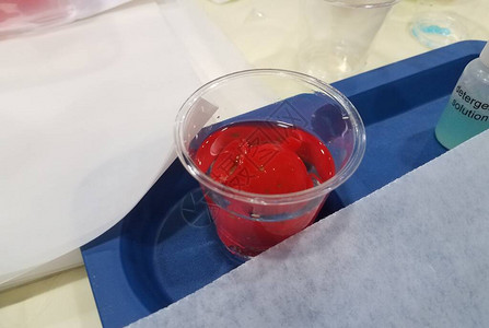 一个红色塑料胶囊图片