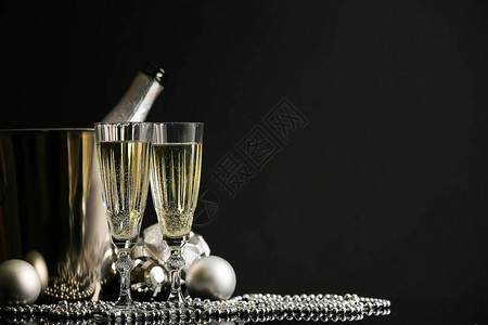 深色背景中的香槟和圣诞装饰图片