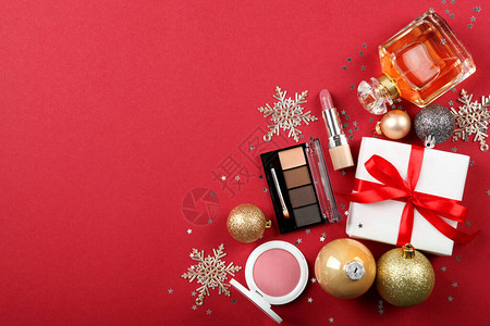配有圣诞装饰品和化妆品的美丽成份在彩色图片