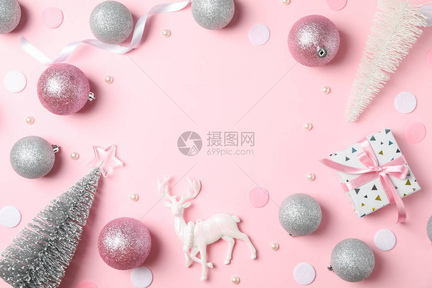 圣诞节球和粉红背景的礼物图片
