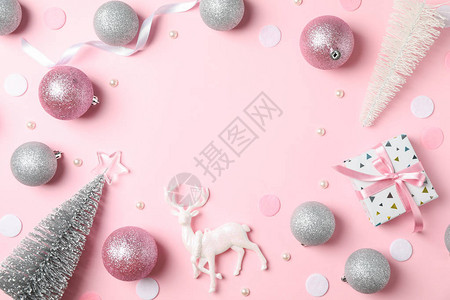 圣诞节球和粉红背景的礼物图片