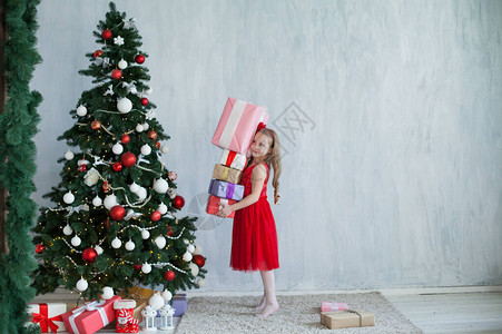 女孩装饰圣诞树礼物图片