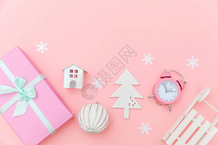 简单最起码的构成冬季物体装饰板条fir树球礼品盒图片