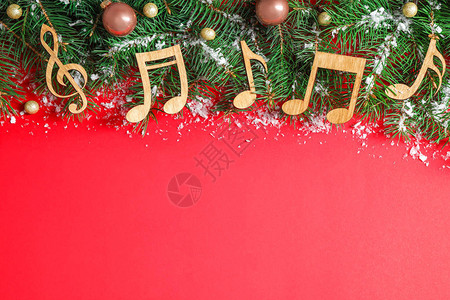 与圣诞装饰品和红背景音乐笔空图片