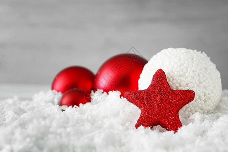 雪地上美丽的圣诞装饰图片