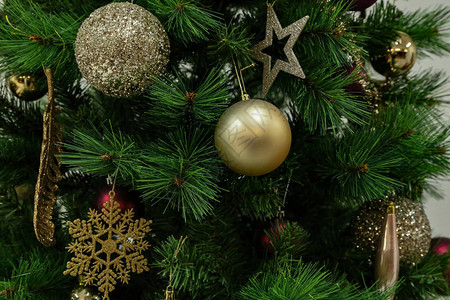 圣诞树上装饰着各种鲜艳的玩具图片