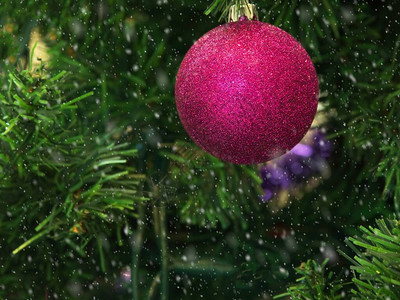 圣诞树上装饰着闪光灯光和玻璃球图片