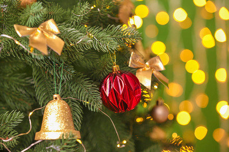 美丽的圣诞树对抗散焦的灯光特写图片