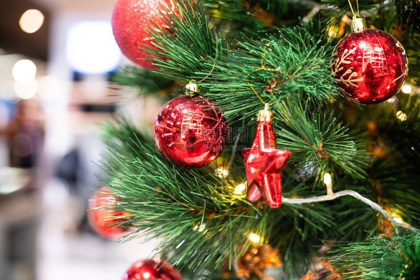 圣诞庆典概念与红球挂在松树上装饰礼物的红球图片