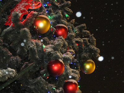 夜间照片装饰圣诞树挂着五颜六色的球图片