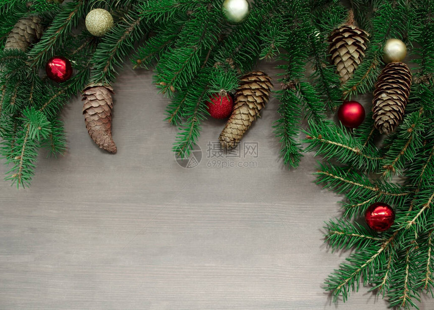 木质树枝有锥形和新年装饰品圣诞横图片
