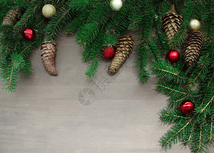 木质树枝有锥形和新年装饰品圣诞横图片