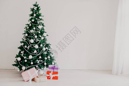 圣诞树带礼物的圣诞树冬图片