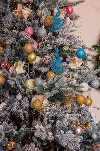 云杉树枝上的球圣诞树图片