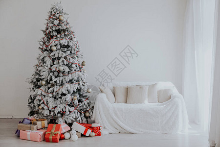 带礼物的圣诞树花环点亮新年1图片
