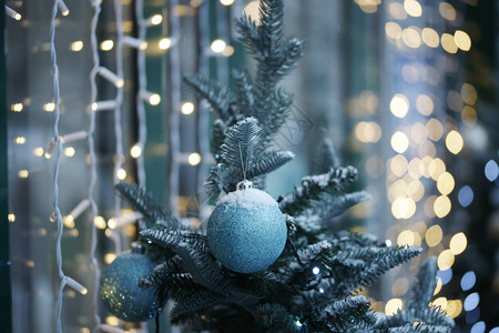 长着蓝色球的可爱装饰圣诞树和街图片