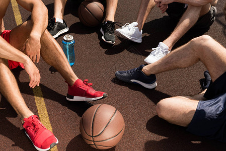 篮球场上有球和运动瓶子的篮球运动图片