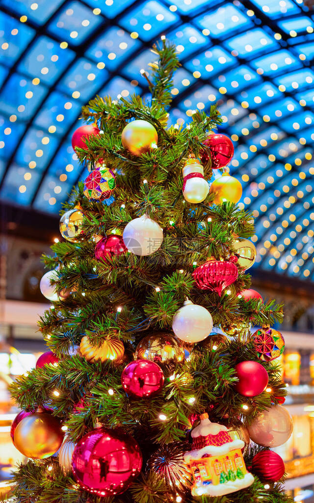 圣诞树装饰和灯光图片