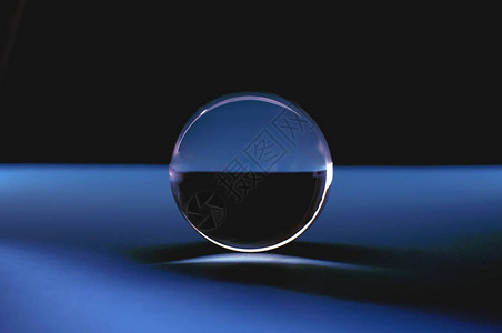 蓝光中的水晶球透明玻璃球图片
