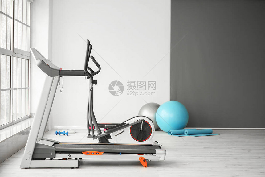 现代健身房内部装有运动机图片